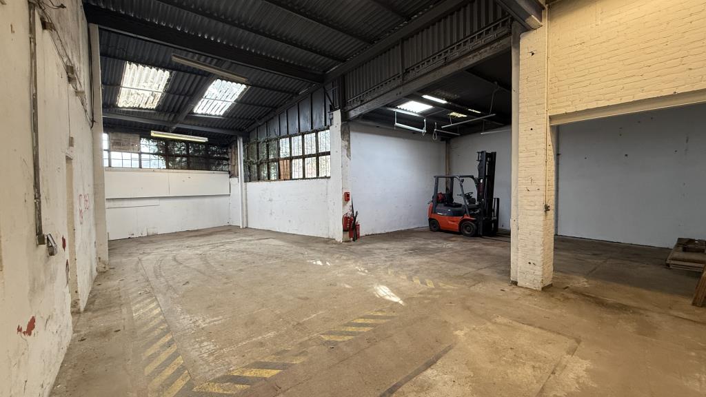 Lot: 34 - YARD, GARAGES AND LIGHT INDUSTRIAL PREMISES WITH POTENTIAL - Internal image of main storage unit